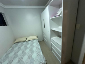 Quarto duplo privativo com ar no Refúgio Raízes wi-fi cozinha completa banheiro compartilhado